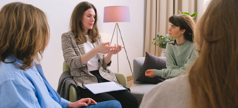 a few people talking to the therapist